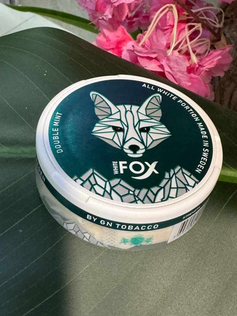White Fox Double Mint nicotine pouches can with floral background